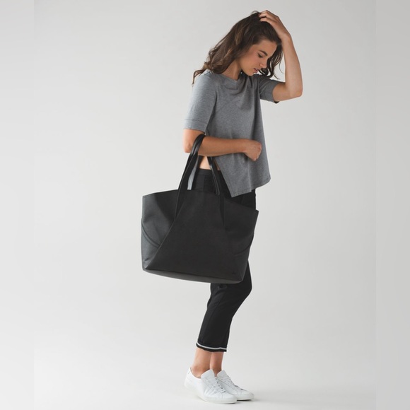 Lululemon All Day Large Tote in Black - Picture 2 of 16